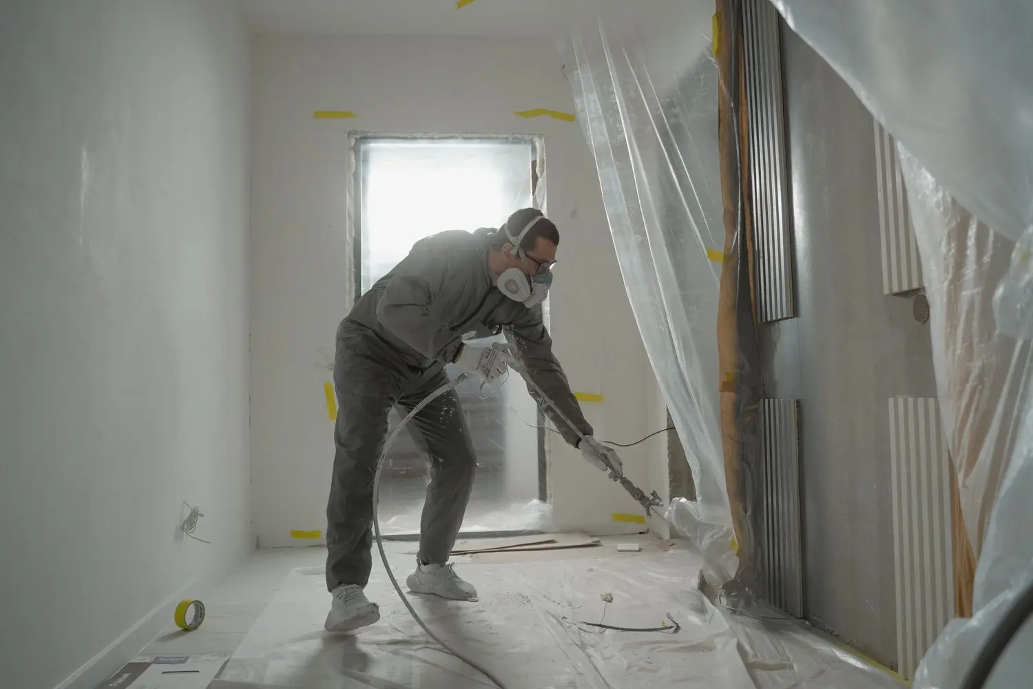 Pièce protégée par des bâches pendant des travaux