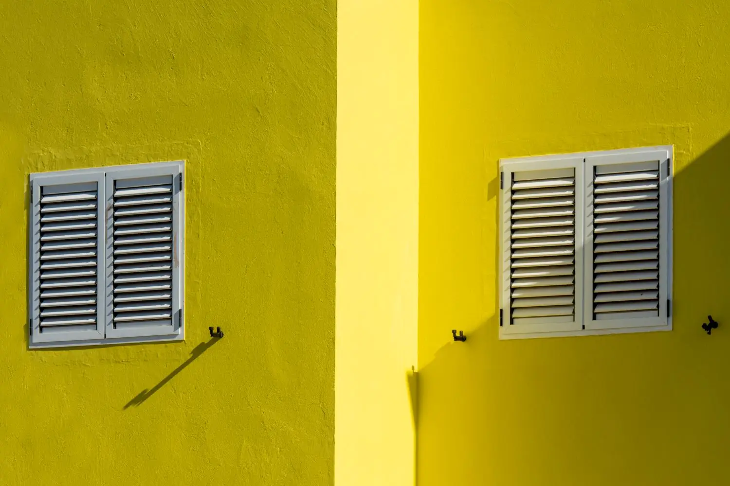 Détail de façade avec menuiseries