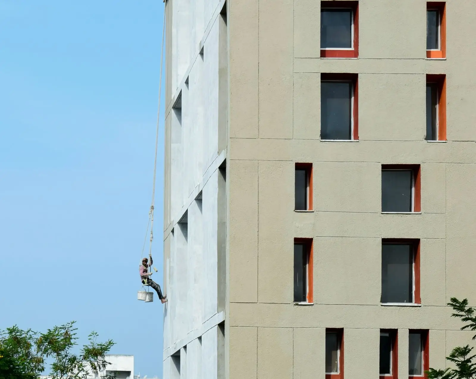 Immeuble résidentiel avec façade isolée et enduit de finition